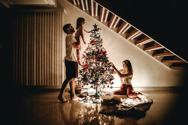 De Magie van Realistische Kunstkerstbomen en Vlaggenmast Kerstbomen