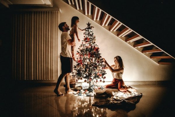 De Magie van Realistische Kunstkerstbomen en Vlaggenmast Kerstbomen