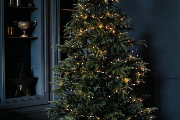 Sfeervolle Verlichting: Clusterverlichting en de Charme van een Goedkope Kunstkerstboom