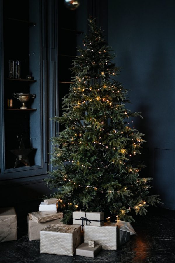 Sfeervolle Verlichting: Clusterverlichting en de Charme van een Goedkope Kunstkerstboom
